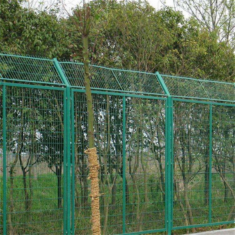 四川艾瑞廠家圈地護(hù)欄網(wǎng)案例